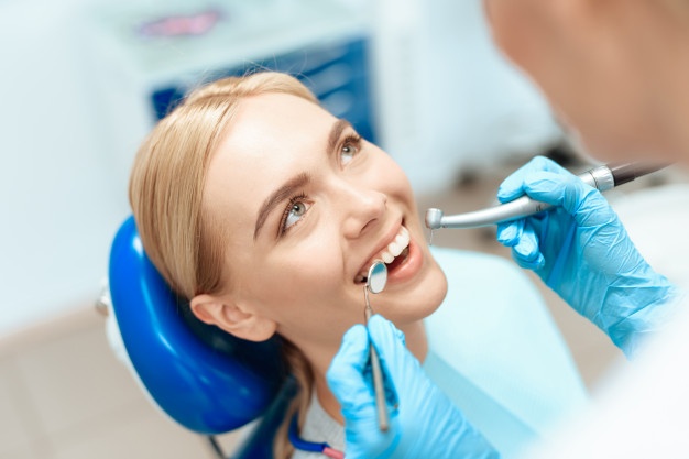 口腔種植牙修複牙齒風險小嗎？